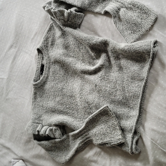 🔶️5 for $30🔶️ ROMEO + JULIET Ruffle and Bell Sleeve Sweater - Picture 3 of 5